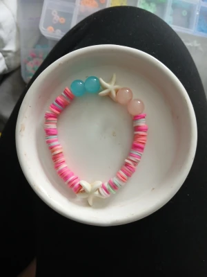 Färgglatt armband med stjärnformad pärla - Gjort av mig❤️