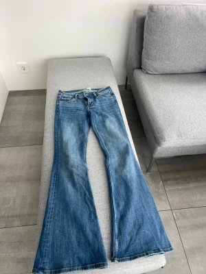 Low waist bootcut jeans  - Jätte fina low waist bootcut jeans, från monki aldrig använda, köpta för 599, slutsålda 