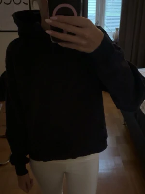 Mörk blå hoodie - Mörkblå hoodie med luva.