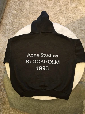 Acne studios Hoodie  - Fin hoodie från acne, säljer pga fel storlek. 