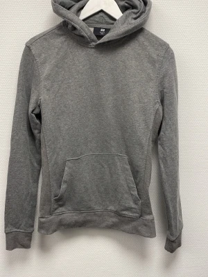 Grå H&M hoodie  - En grå skön hoodie från H&M. Passar S och Xs