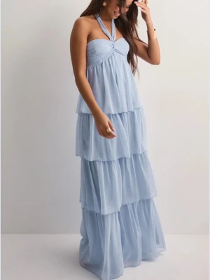 Balklänning  - Säljer nu min balklänning i denna såå fina blå färgen! Det går att knyta bandet så man både kan ha halterneck eller bandeau med rosett framtill. Jag är 167 och hade ungefär 2 cm klack för referens. Endast använd en gång och inga defekter! Skriv gärna vid frågor❣️