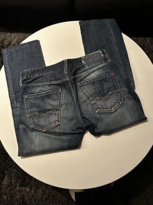 Replay jeans  - Replay jeans i straight fit! Storlek W32 L34! Hör av er vid frågor och funderingar// Lutino UF:)