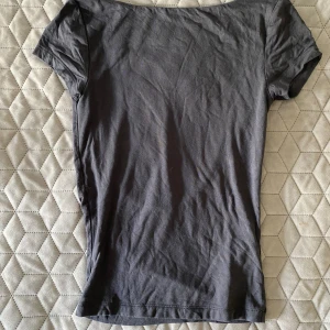 Topp med öppen rygg  - Grå topp med öppen rygg från ginatricot, storlek xs 🖤