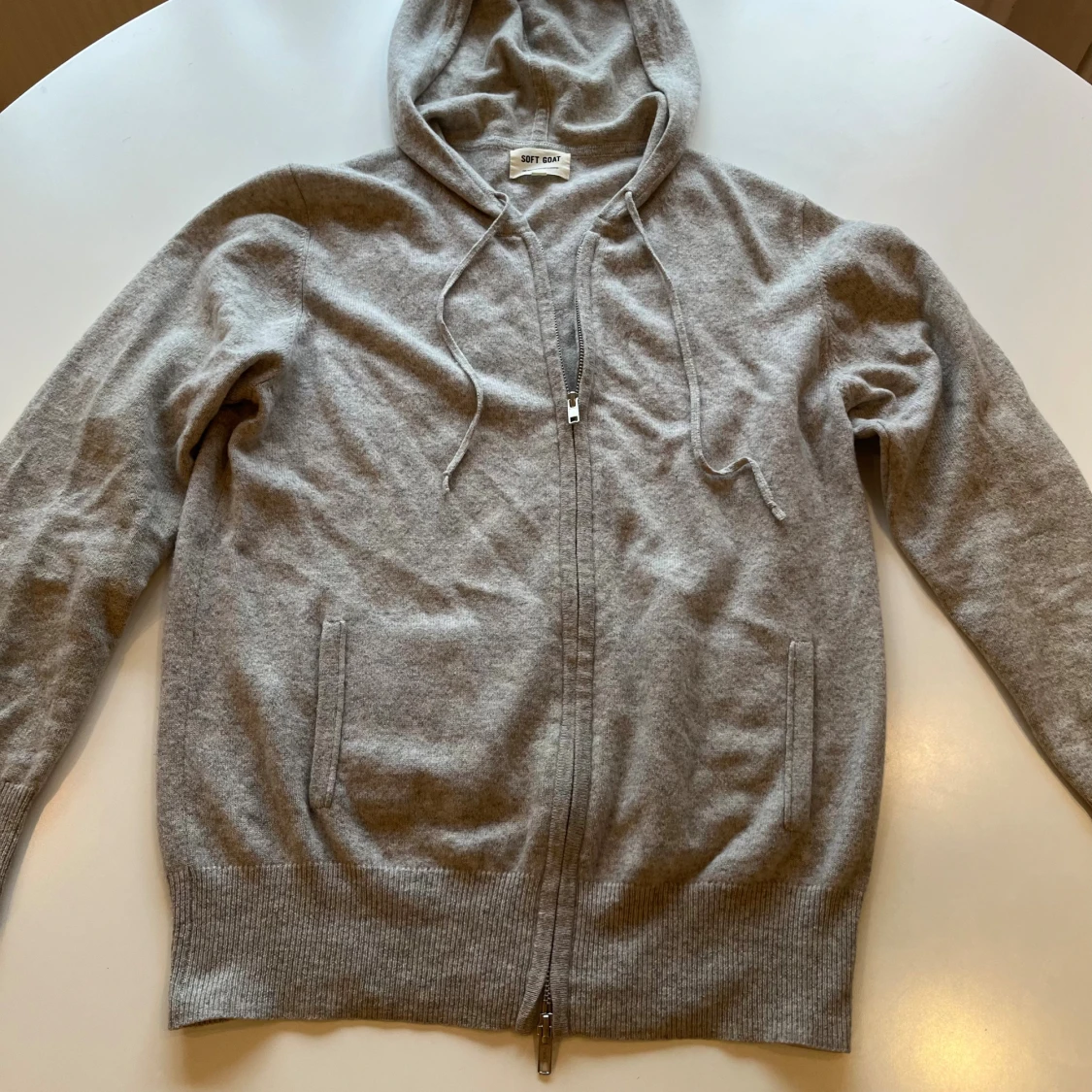 Grå kashmirhoodie från Soft Goat