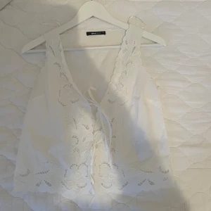 Topp Gina tricot - Spets topp från Gian tricot, endast använd 1 gång!