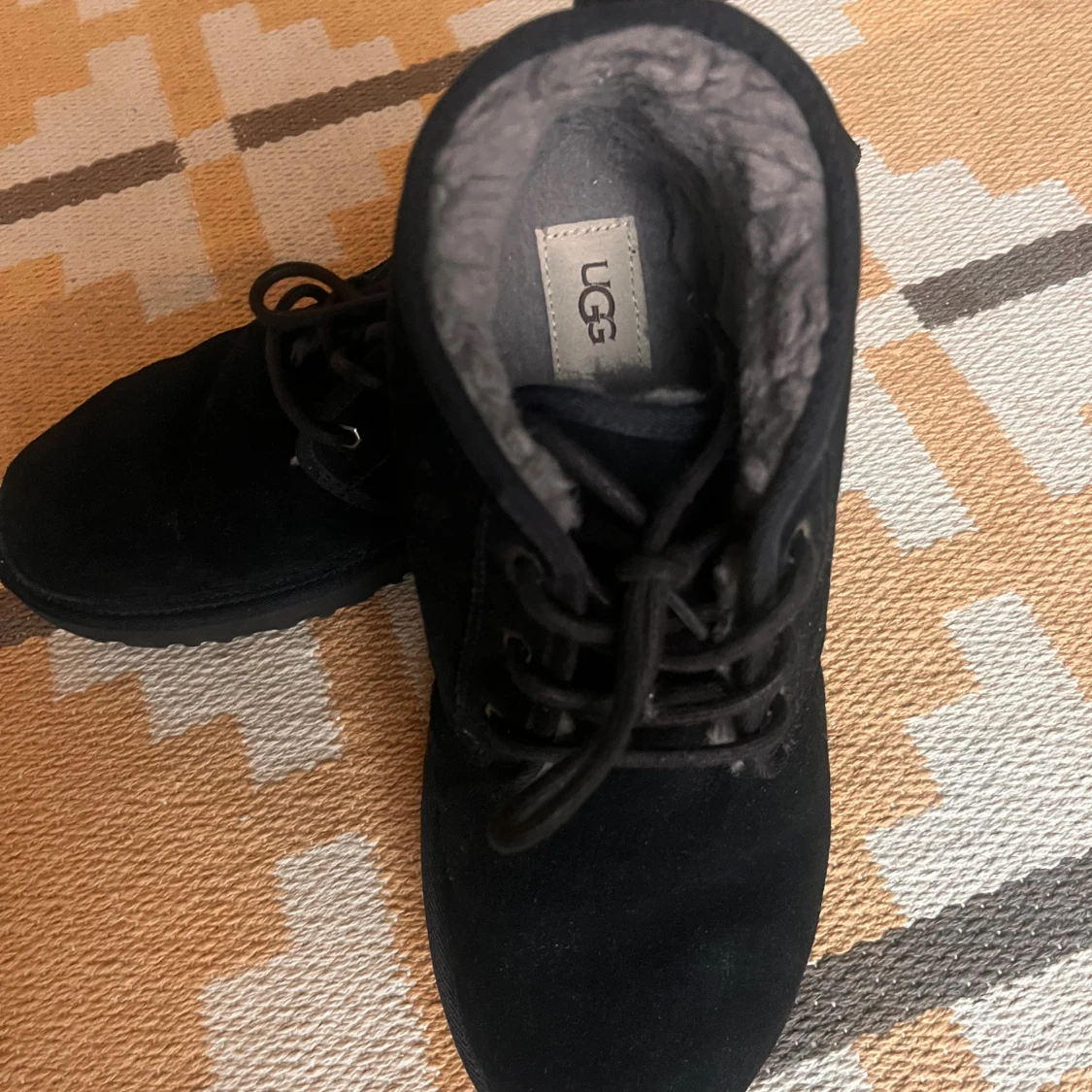 Svarta mockakängor från UGG - Neumel - 1