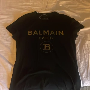 Svart Balmain Paris t-shirt - Äkta balmain T-shirt i bra skick inga hål eller skavanker använd fåtal gånger.