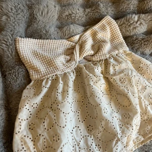 Beige tubtopp från Shein  - Fin beige tubtopp från Shein, använd några gånger men är i fint skick. 