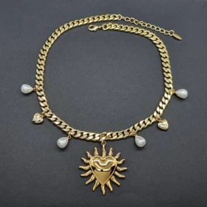 Stilfullt halsband  - Stilfull halskedja med hjärta och pärlor.           Material: rostfrit stål                                                                   Längd: 40-45 cm. Kedjetjocklek-8mm. Vackert Hjärthänge-4cm.Nickelfri Priset utan ask blir lägre.