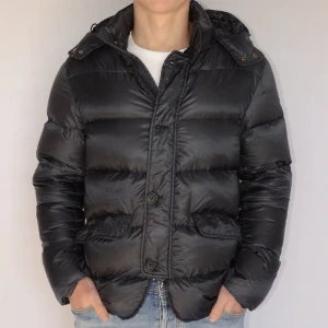 Herno vinterjacka  - IT52 passar M - Jag är 182 väger 76kg - Väldigt bra inför vintern - Fint skick men necktagen inuti är lite sliten samt att det är lite små prickar inga hål