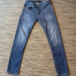 Blå Replay jeans slim fit W29 L32 - Riktigt fräscha blåa replay jeans med slimfit perfekt för den perfekta vinter looken. Bara använda några få gånger. Skriv bara för frågor 