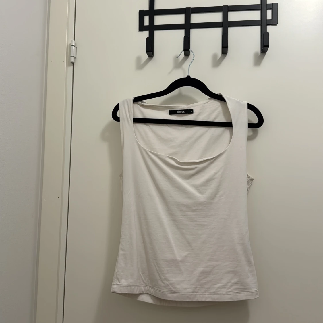 Vit ärmlös topp från BikBok