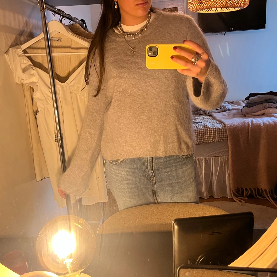 Ljusgrå stickad tröja med rund hals