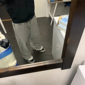 Grå extra baggy jeans - Säljer ett par gråa extra baggy jeans från JACK & JONES. De har en riktigt loose passform och breda ben, perfekt för dig som gillar streetwear. Klassisk femficksmodell i denim med dragkedja och knapp. Materialet är bomull och jeans.