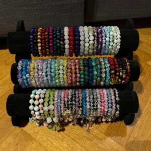 Massa Armband Olika Färger - ‼️skriv innan du köper‼️                        30kr/styck 50kr för chinese lucky charms                                                     one size storlek på alla armband.