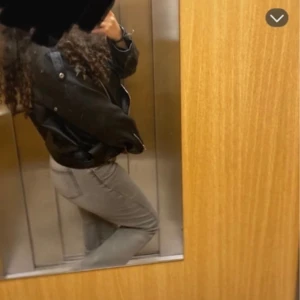 Svart skinnjacka  - Säljer min skinnjacka som börjar få defekter som jag har fotat. Står att den är strl 44 men jag som är strl 36 använde den och satt bra. Skulle säga att strl 38/40 är perfekt! 40 och uppåt funkar också! från Lindex.