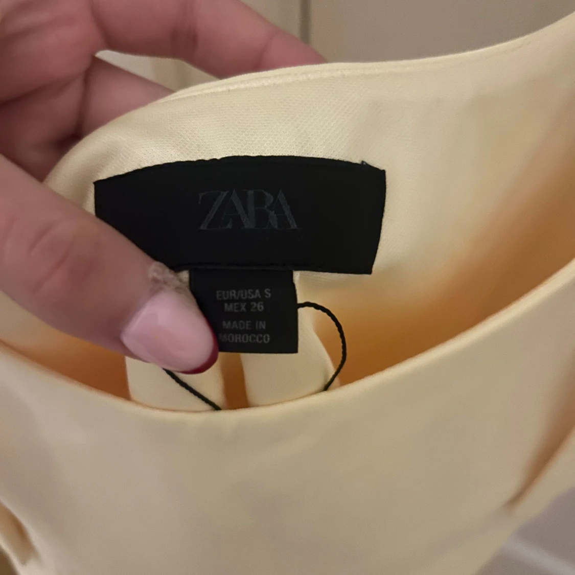 Gul linnetopp med rosetter från Zara - 3