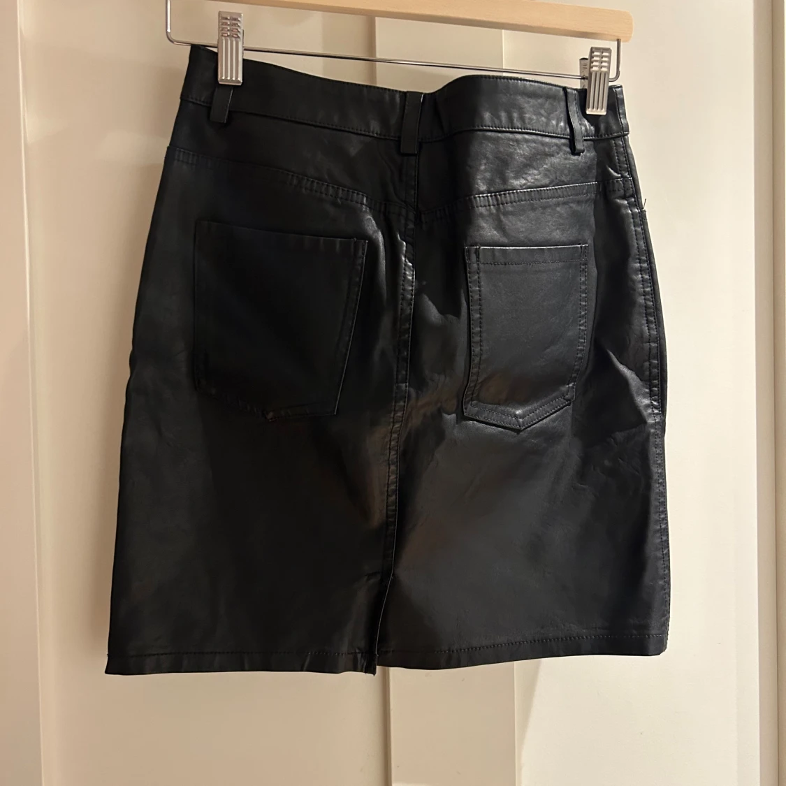 Svart kortkjol i skinn från Noisy May - 1