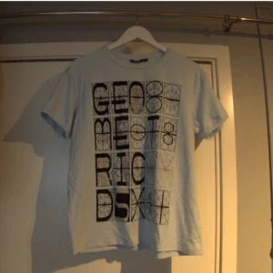 Daniel Stern t-shirt - Tvärfet tröja. Står L men passar som S/M