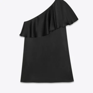 Svart oneshoulder topp med volang - Snygg svart topp med oneshoulder-design och bred volang upptill. .