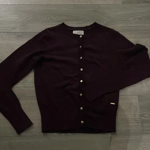 Kofta  - Säljer en kofta/tröja från Lindex!! Endast använd få talgånger men tyvärr har den guldiga detaljen gått sönder som ni ser på bild nr 2 