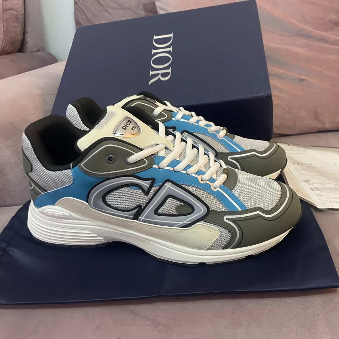 Sneakers med blå och grå detaljer