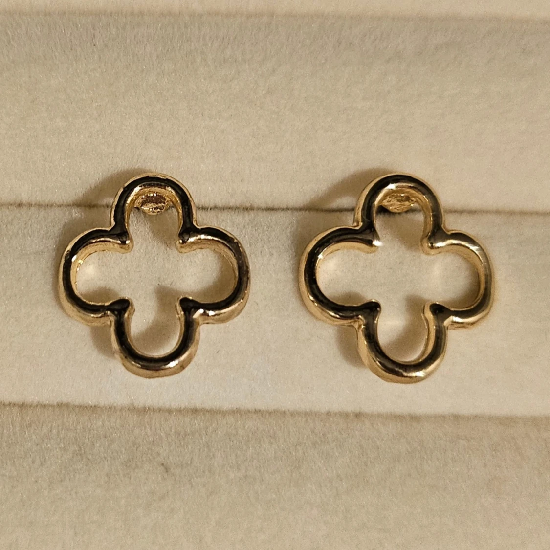 Guldiga fyrklöver örhängen