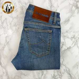 Jacob Cohën 32 - Blåa Jacob Cohën Nick/622 jeans i storlek W32 i mycket bra skick. Dessa är av den senaste ”generationen” Jacob Cohen jeans och har därav de nya lapparna innantill. Lappen baktill har skavds lite i vänstra kanten (se bild). Jeansen har inga lagningar eller andra skavanker och är i otroligt bra skick. Tveka inte på att höra av dig för fler bilder eller vid minsta fundering! Självklart äkta. Skick: 9/10 | Mått A: 42cm | Mått B: 97cm | Mått C: 73cm 