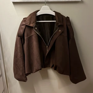 Brun oversized skinnjacka - Säljer en jättefin brun jacka med guldiga detaljer!! Säljer den för att jag inte använder den längre, så de är inge fel med den! Den är också knappt använd💕💕