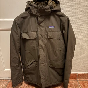 Patagonia jacka - Väldigt fin Patagonia jacka i mörkgrön färg, utan defekter och är väldigt sparsamt använd. Nypris är ca 3000 kr, men mitt pris endast 1499!