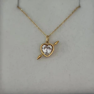 Maria Nilsdotter ”Rebel Love” inspirerat halsband - Aldrig använd, 18K guldpläterad och tillverkad av rostfritt stål. Kedjans längd 40+5 cm och nickelfri. Om du har fler frågor, tveka inte att höra av dig 🤗