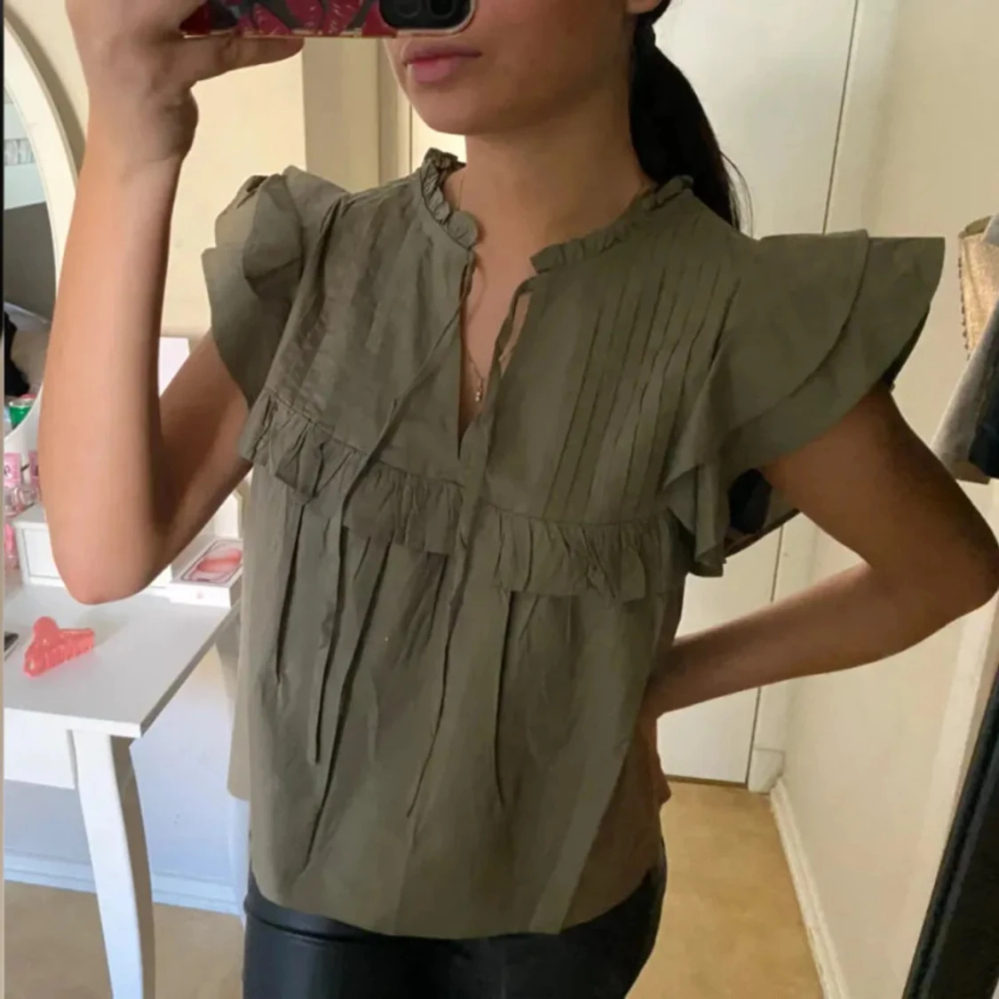 Olivgrön blus med volangdetaljer - 1