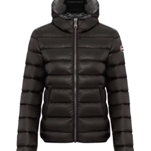 Svart Colmar jacka - Super fin colmar jacka i storlek 46 i italiensk storlek vilket motsvarar en S i svensk, superfint skick och inga defekter, hör av er vid frågor eller annat!🥰