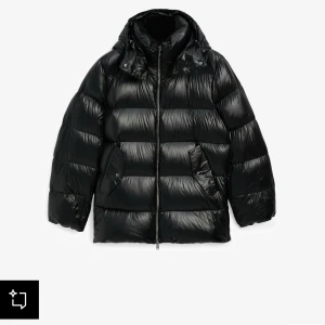 Svart pufferjacka med huva - Säljer min snygga vinterjacka från Massimo Dutti! Den har tyvärr blivit för liten för mig. Jackan är i mycket bra skick. Hör av dig om du är intresserad eller undrar över något🥰