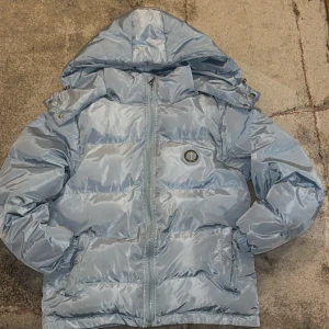 Trapstar jacka - Säljer en Trapstar jacka i ljusblå i storlek S. Helt ny inte använd alls. Kan diskutera pris vid snabbaffär.