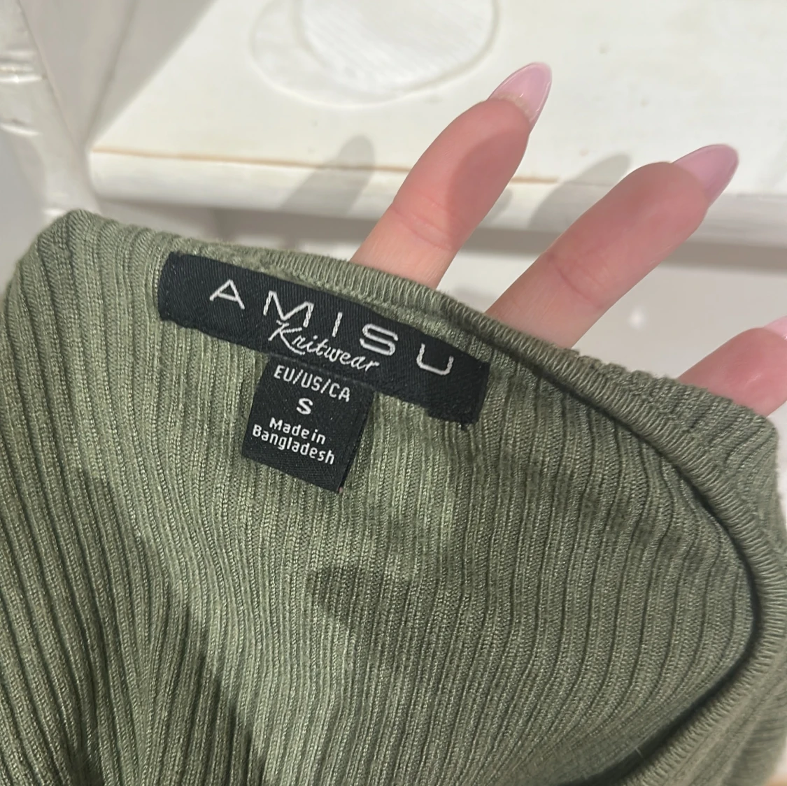 Olivgrön ribbad topp från Amisu - 2