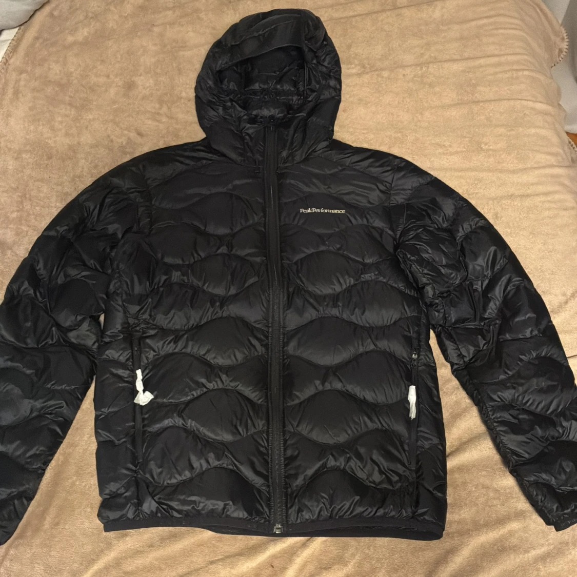 Svart dunjacka Peak Performance M