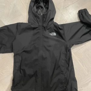 North face regnjacka - Knappt använd north face regnjacka 9-10 skick köpt för 1000kr pris går att diskuteras