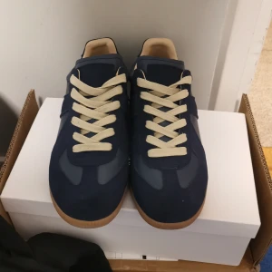 Maison margiela gats, mörkblå - Priset kan vara möjligt att diskutera. Säljer mina nästa helt nya maison margiela gats. De är färgen mörk blå skulle jag tro. Det som kommer med är skorna såklart, en maison margiela påse där man lägger skorna och sen lådan. Orsaken till varför jag säljer de är för att de är för små, fick de i present. 