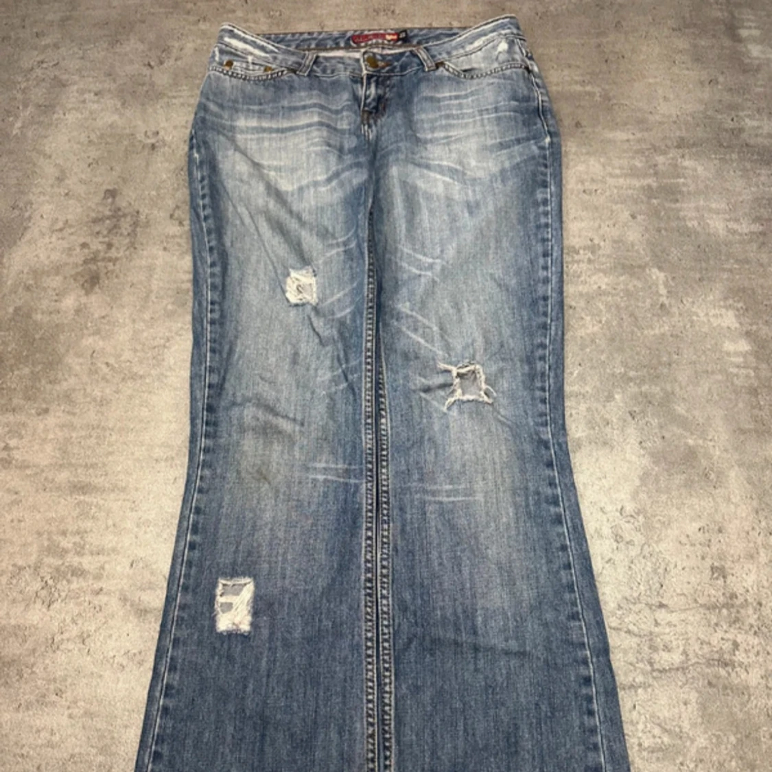  Bootcut jeans med slitningar - 2