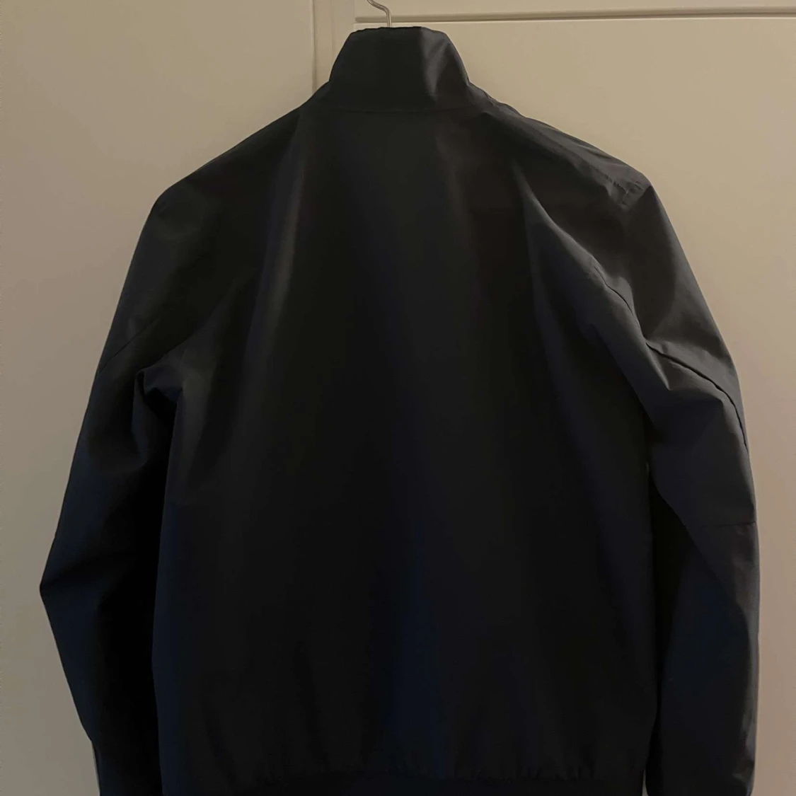 Mörkblå vindjacka från Peak Performance  - 1