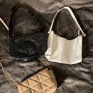 Tre axelväskor för 80kr - Säljer tre fina väskor en svart med croco-mönster, en stilren vit och en beige quiltad med guldkedja. 
