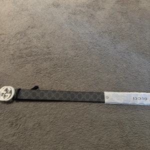 Svart G bälte  - Snyggt svart bälte.Bältet är gjort i skinn och har en stilren, modern look som lyfter vilken outfit som helst.