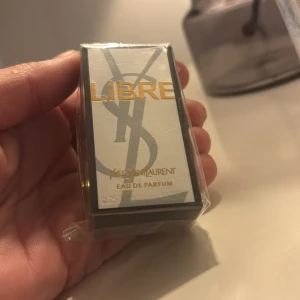 YSL Libre Eau de Parfum 10ml - YSL Libre Eau de Parfum i smidig 7,5 ml storlek. Ingredienser: alkohol, parfym, vatten, limonene, linalool, benzyl salicylate, hydroxycitronellal, m.fl. Tillverkad i Frankrike. Perfekt att ta med i väskan för en lyxig touch när du vill.