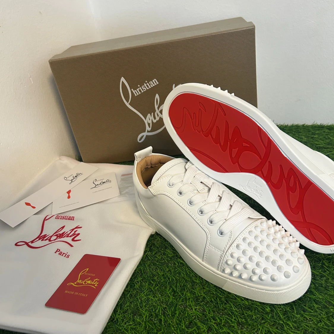 Christian Louboutin vita sneakers med nitar