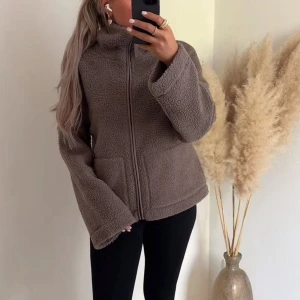 hm teddyjacka - säljer min söta trendiga ljusbruna teddyjacka ifrån hm, så fin nu till hösten och bra skick, storlek xs!