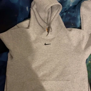 Grå Nike Hoodie - En göra Nike hoodia som håller dig varm och passar bra för träning eller annat underhållning. Pris kan diskuteras