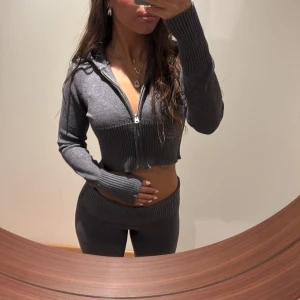 Mjukisset - Grått mjukisset från gina young, perfekt på mig som är 156! Endast använd ett fåtal gånger 🫶🏽🫶🏽