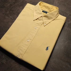 Ralph Lauren skjorta  - Fin kortärmad Ralph Lauren skjorta i otroligt bra skick. Inte använd alls. Kolla profilen för mer annonser.